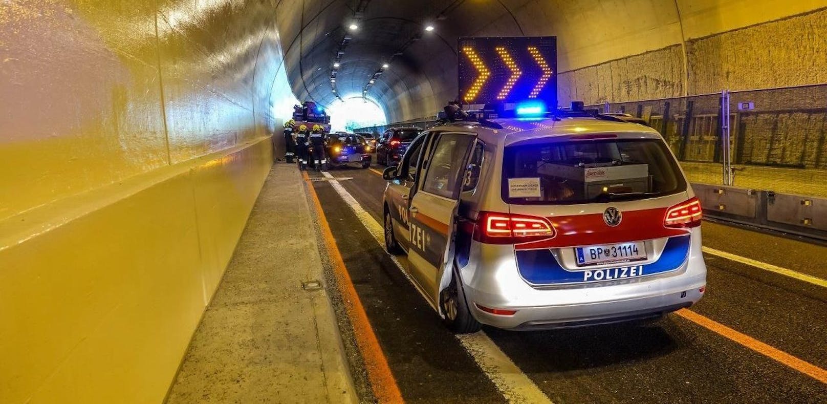 Mega-Stau nach Unfall in Tunnel auf Südautobahn