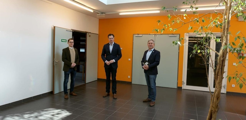 Verwaltungsstadtrat Clemens Ableidinger (NEOS), Bürgermeister Stefan Schmuckenschlager (ÖVP) und Sozialstadtrat Karl Schmid (SPÖ) präsentierten das neue Sozialpaket.