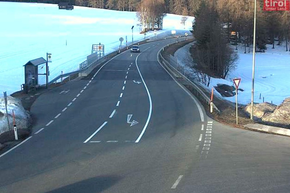 Die Mieminger Straße B189 Mittwochfrüh auf einer Webcam-Aufnahme des Landes Tirol. Blickrichtung Nassereith.