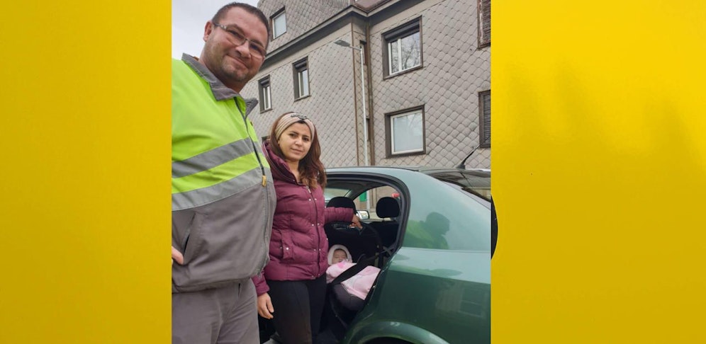 ÖAMTC-Pannenfahrer Andreas Fraunbaum mit Mutter und Baby.