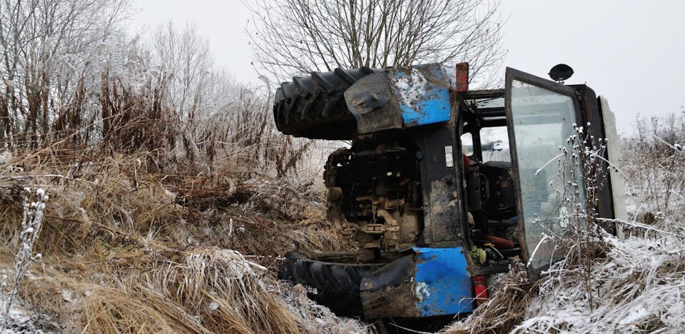 (Symbolfoto): Ein 39-jähriger Landwirt aus Kärnten stürzt mit seinem Traktor etwa 15 Meter in die Tiefe, wird unbestimmten Grades verletzt.