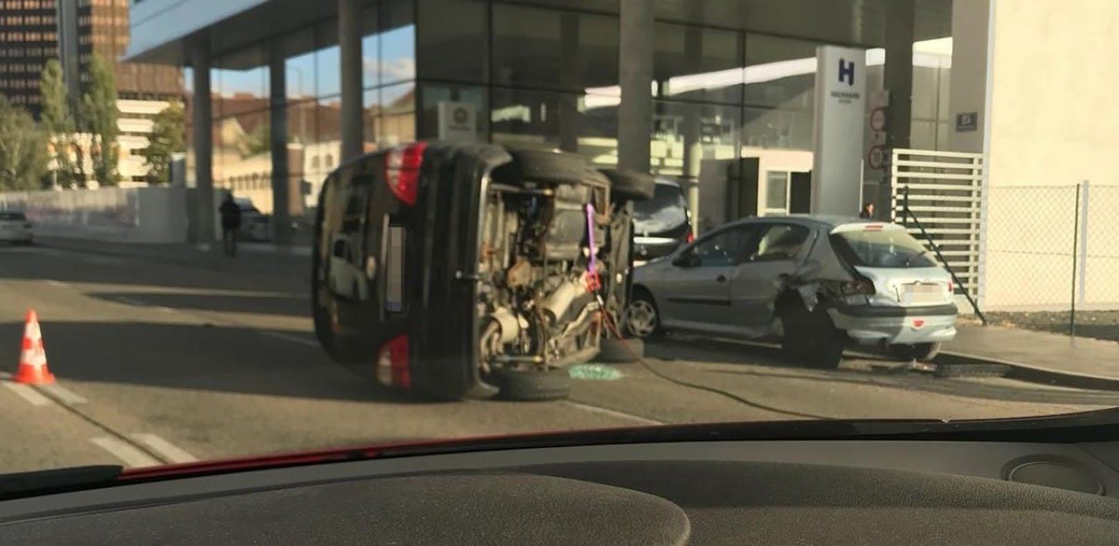 Bei einem Unfall legte sich ein Auto auf der Wienerbergstraße auf die Seite.