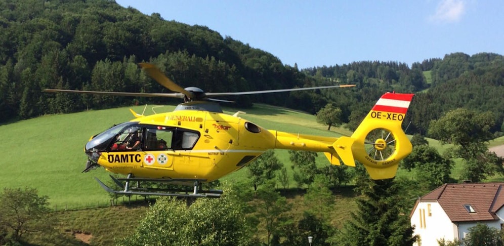 Der Verletzte wurde mit dem Notarzthubschrauber Christophorus 15 ins das Landesklinikum Amstetten gebracht.