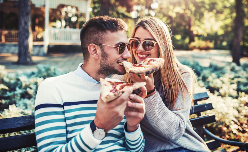 Skurrile Studie: An der Art, wie jemand in deiner Gegenwart Pizza verzehrt, kannst du ablesen, was er von dir hält. 