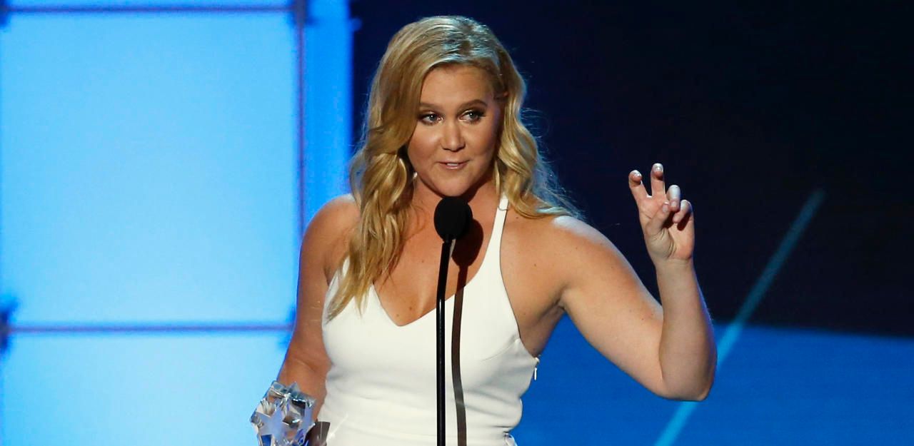 Heute.at - Amy Schumer kotzt ihre  Seele in einen Becher