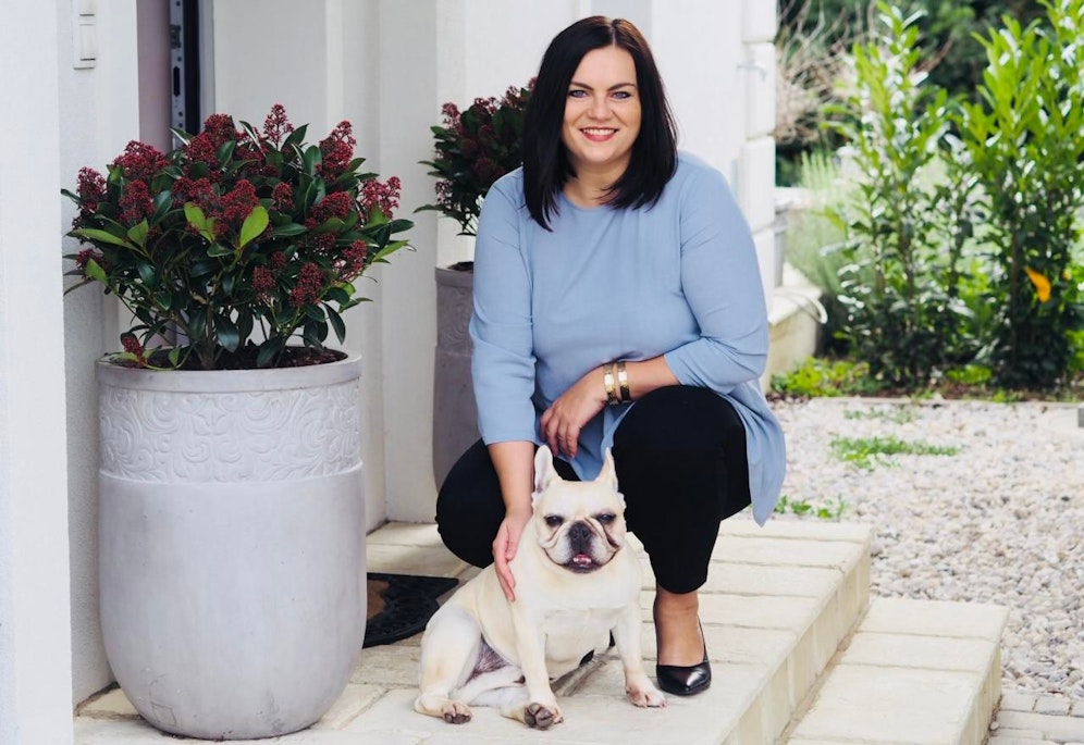 Tier- und Menschenfreund: Astrid Eisenkopf mit Hund "Frankie".