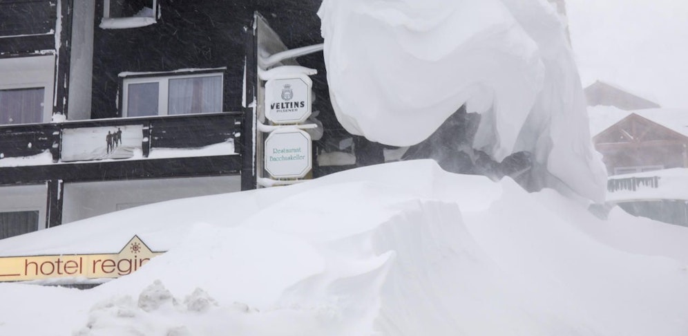 Schneemassen soweit das Auge reicht. Was tun, wenn man nicht an- oder abreisen kann?