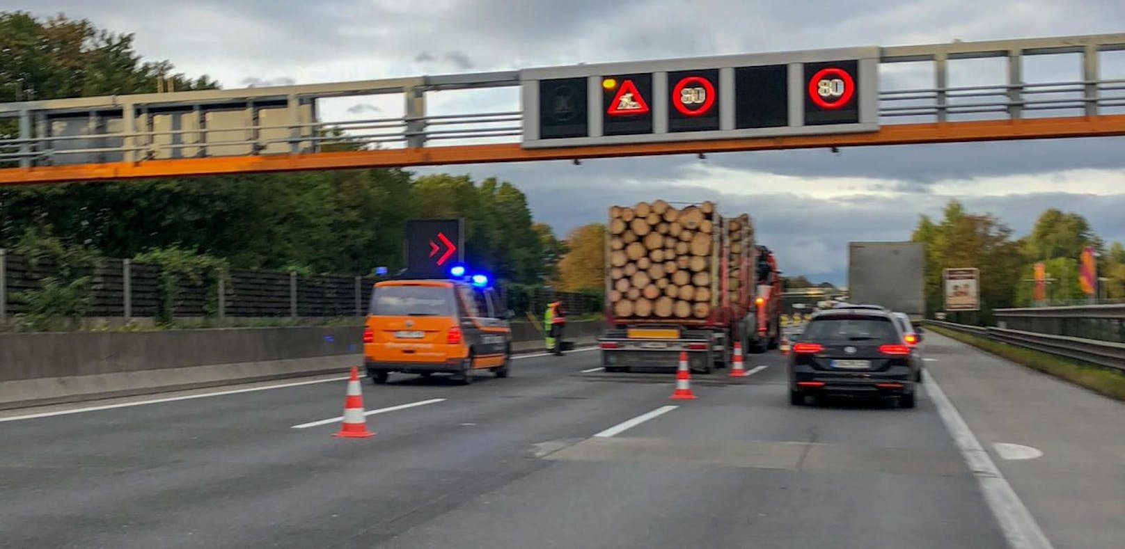 Ein Lkw-Unfall auf der A1 bei Ansfelden legte den Frühverkehr rund um Linz fast völlig lahm.