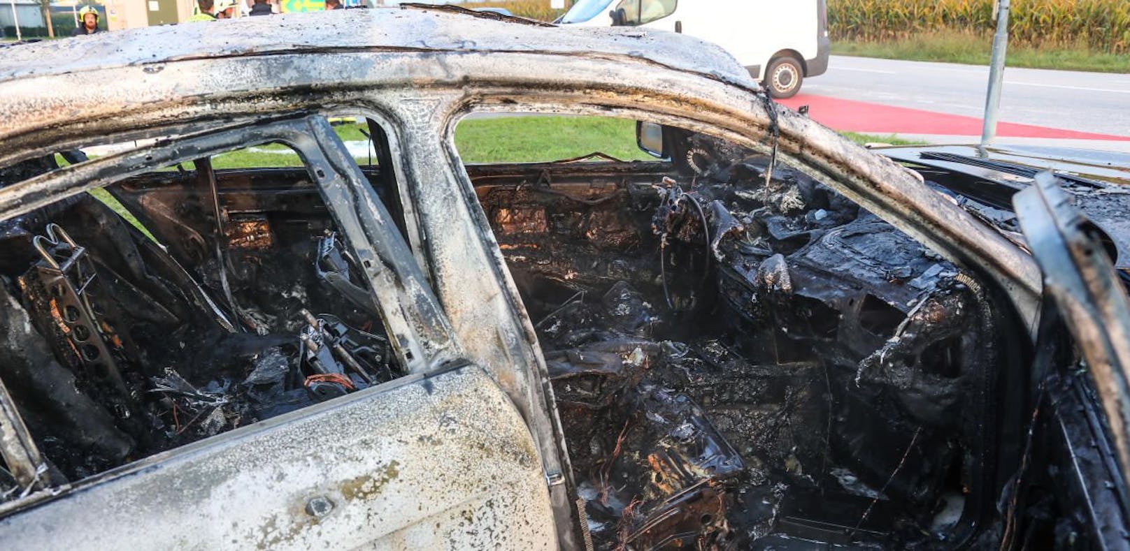 Auto brannte auf Parkplatz völlig aus