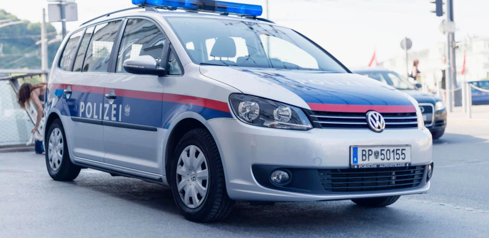 Die Polizei fahndet nach dem Tankstellen-Räuber.