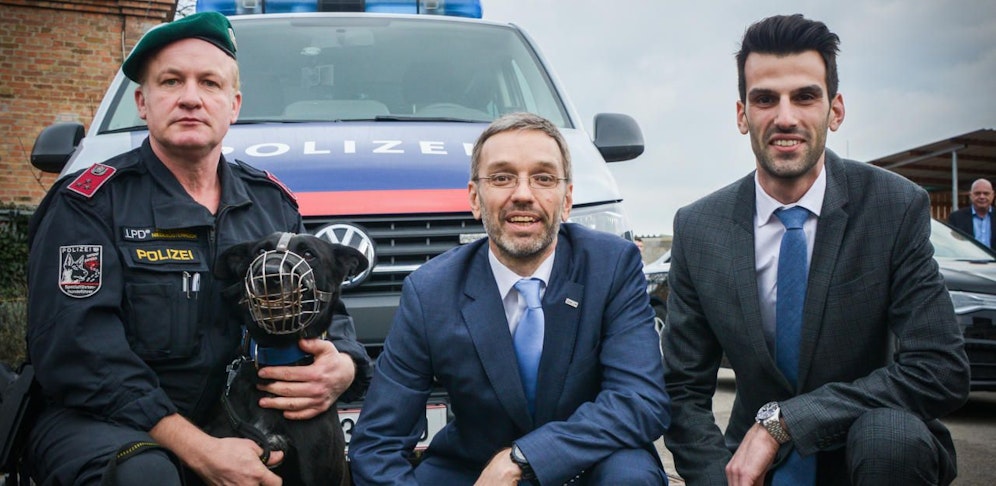 Innenminister Herbert Kickl und Udo Landbauer mit der Diensthunde-Staffel Wr. Neustadt-Süd