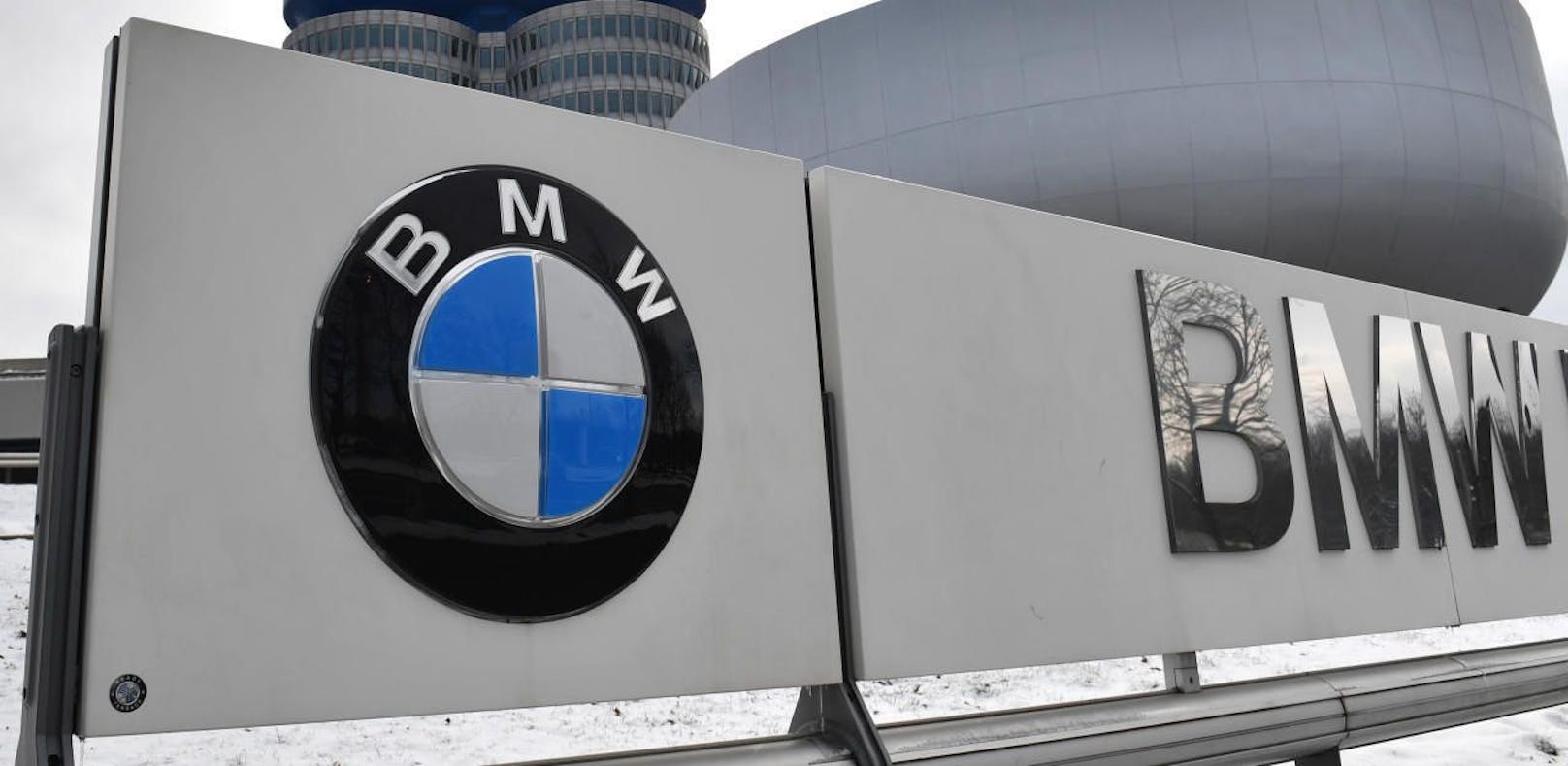 Logo vor der BMW Konzernzentrale in München. Archivbild.
