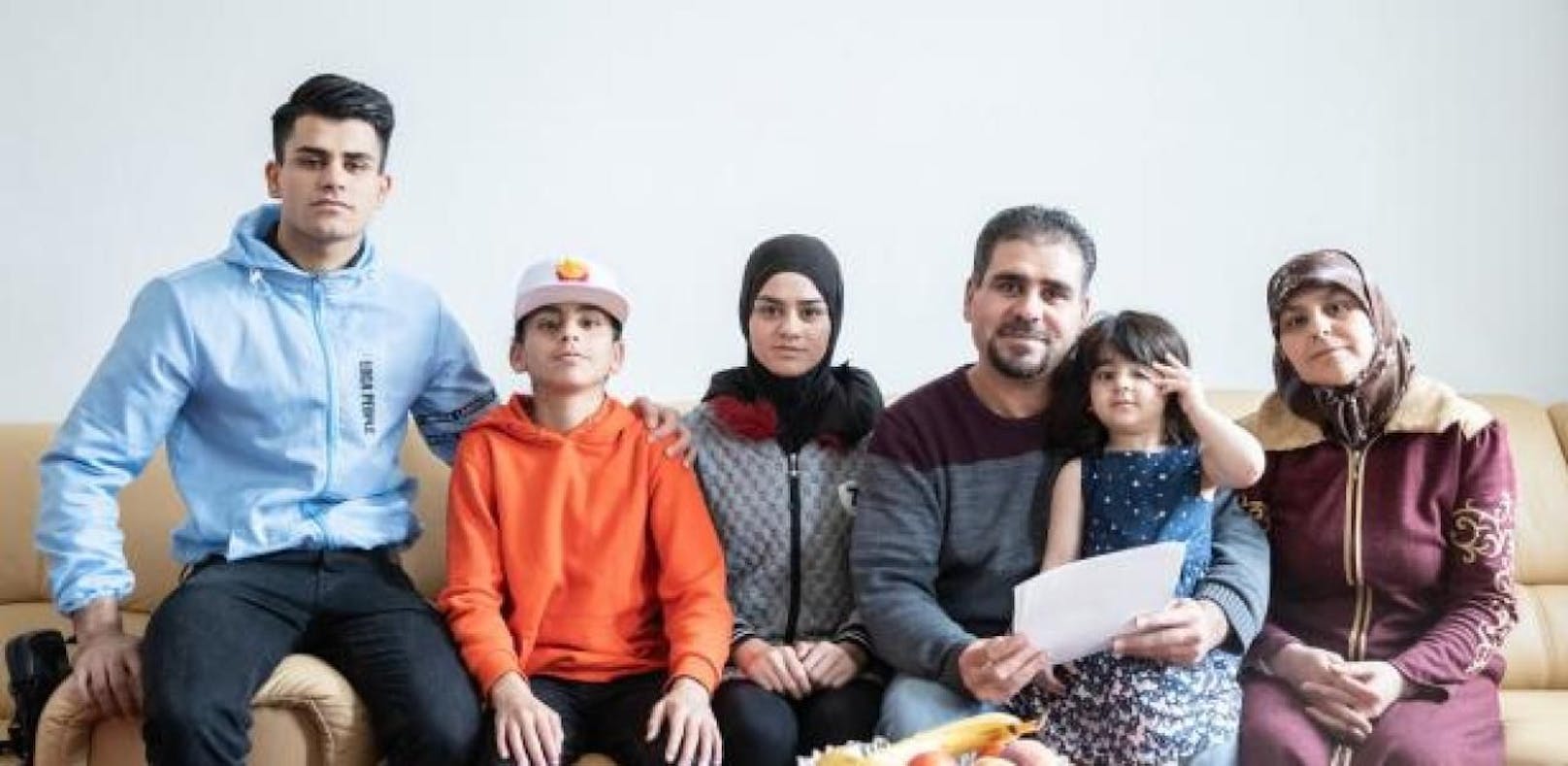 Gut integrierte Familie darf kein Haus kaufen: Khalid Abu El Hosna (3. v. re.) mit Frau und vier der neun Kindern.