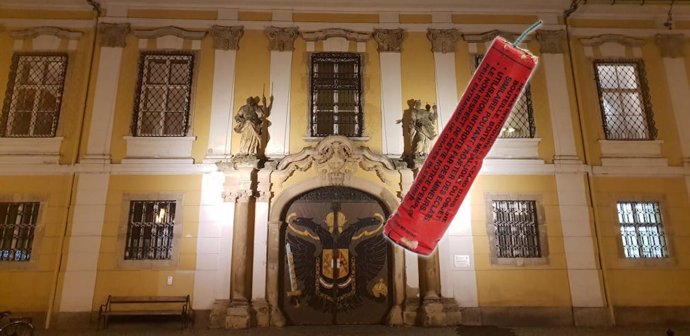 Die Rückseite des Rathauses wurde beschossen. 