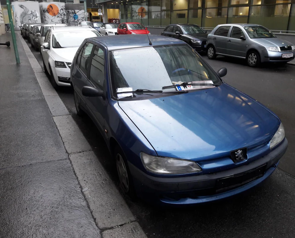 Ein Strafzettel nach dem anderen häuft sich bei diesem Vehikel in Wien-Landstraße an.