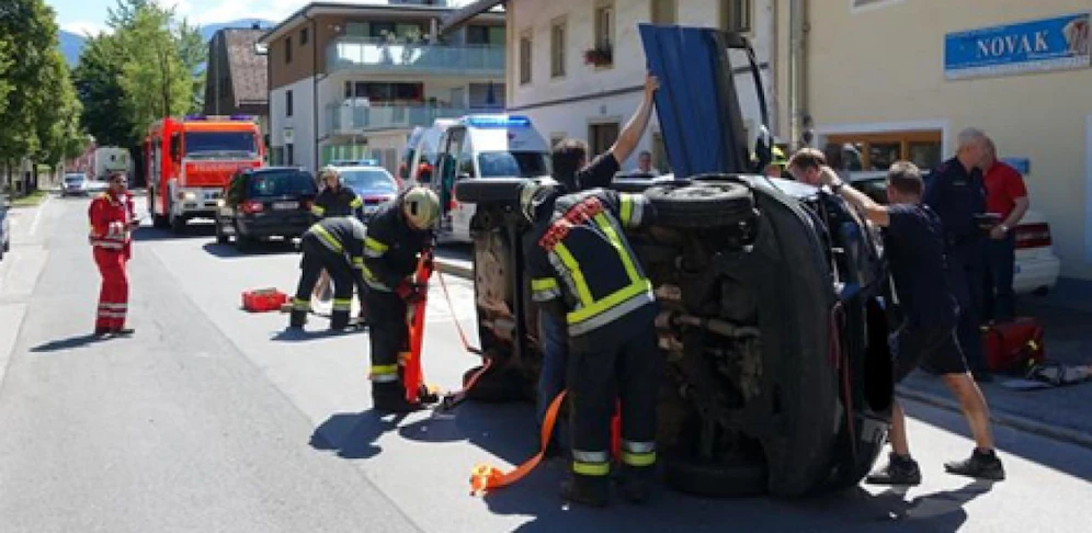 Der VW Polo blieb auf der Seite liegen.