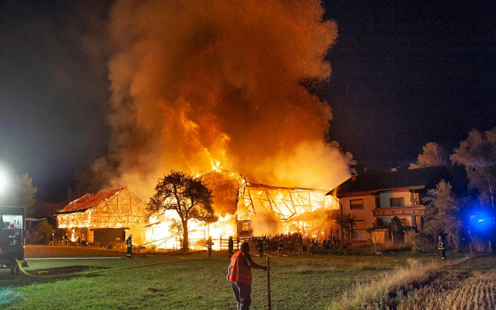 Elf Feuerwehren kämpften gegen die Flammen.