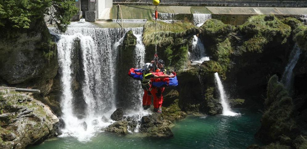 Der Schwerverletzte musste mittels Tau geborgen werden.