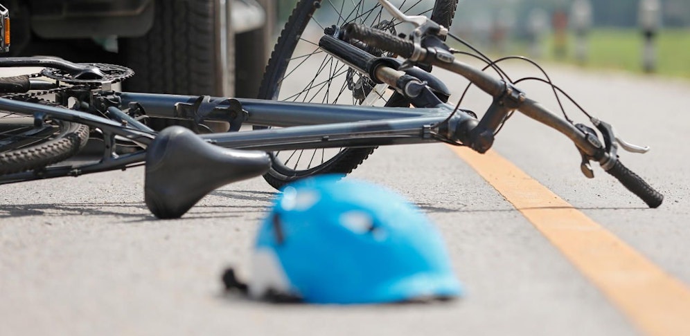 Ein Radler wurde umgefahren. Die Polizei fahndet.