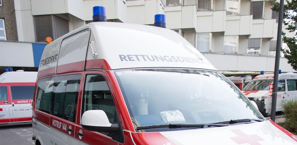 Rettung brachte die Verletzten ins Spital. 