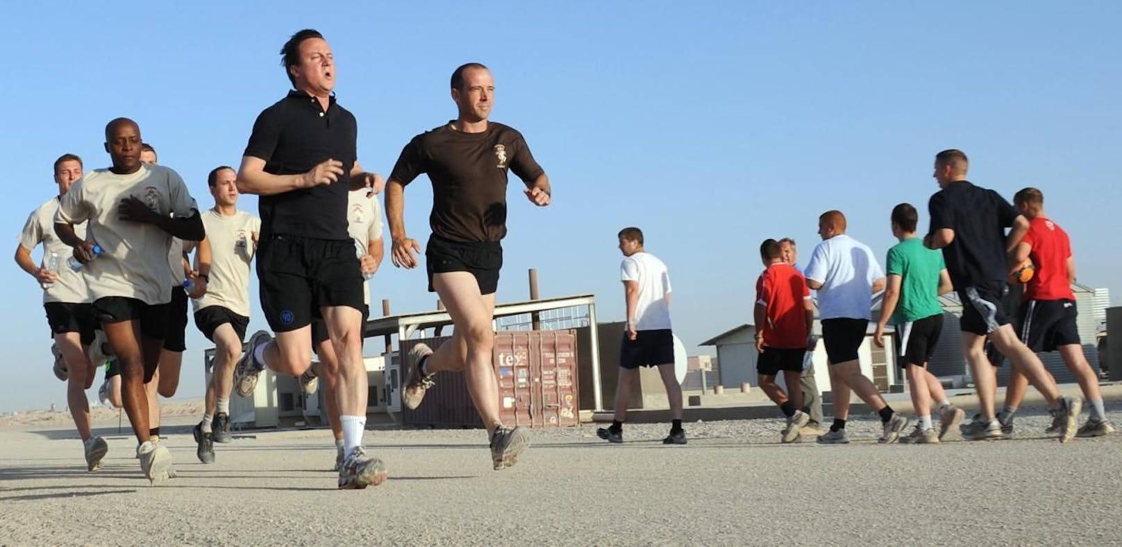 Wer einen Fitness-Tracker trägt, kann geortet werden: Der frühere britische Premierminister David Cameron joggt mit Soldaten in Afghanistan. (Archivbild)