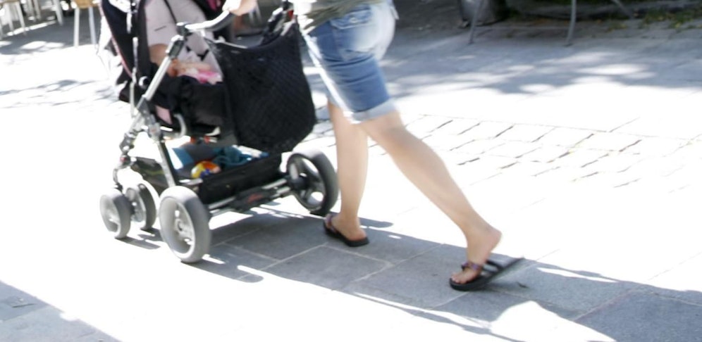 (Symbolbild) Der 20-Jährige bedrohte die Kindsmutter und nötigte sie, mit dem Baby zu ihm vors Gebäude zu kommen.