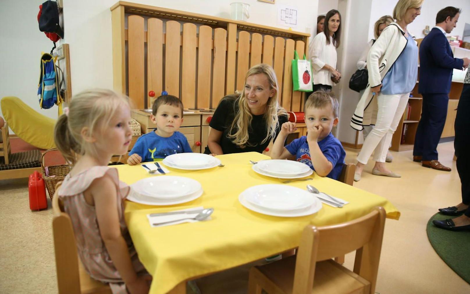 Familienministerin Juliane Bogner-Strauß besucht einen Kindergarten.
