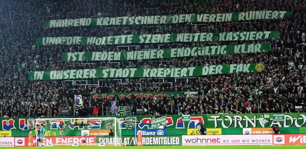 Plakat in Rapids "Block West" beim Derby gegen die Austria