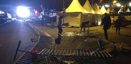 Ironman Vorbereitungen in St. Pölten: Der Sturm wehte Absperrgitter weg.