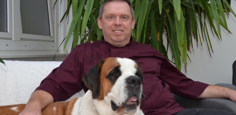 Manfred Rieger mit seiner 3-jährigen Bernhardinerhündin Mira (Öst. Jugendchampion).