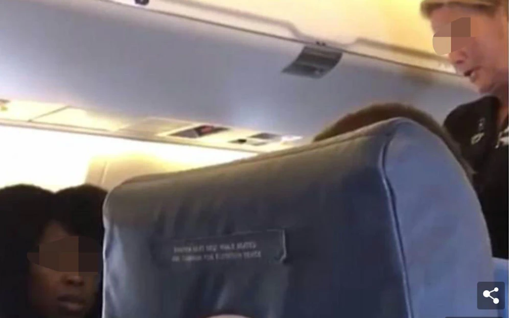 Resolut: Weil Robyn R. (li.) ihr Handy nicht in den Flugmodus schalten wollte, warf die Stewardess (re.) sie und sieben weitere Passagiere aus dem Jet. 