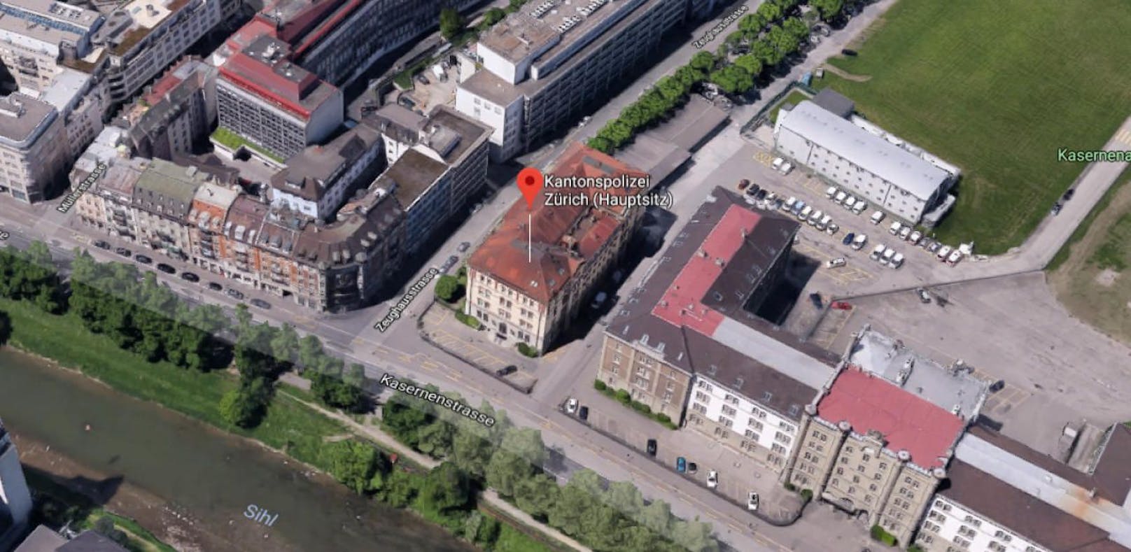 Unbekannte haben Feuerwerkskörper gegen das Gebäude der Kantonspolizei Zürich geworfen.