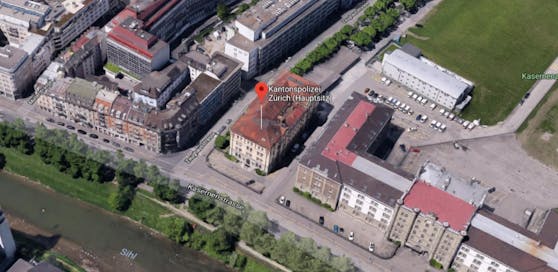 Unbekannte haben Feuerwerkskörper gegen das Gebäude der Kantonspolizei Zürich geworfen.