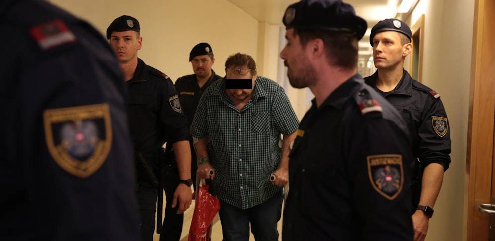 Anton S. muss sich wegen Mordes und Mordversuchs vor Gericht verantworten. Der Wiener kam auf Krücken in den Gerichtssaal. 