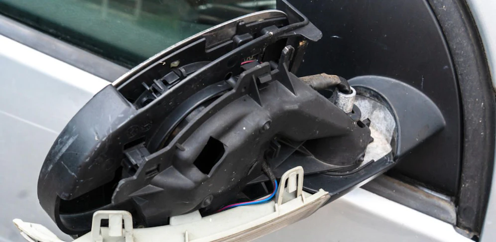 Unfall Nummer eins: der Lenker (35) beschädigte bei einem parkenden Auto einen Außenspiegel.(Symbolbild).