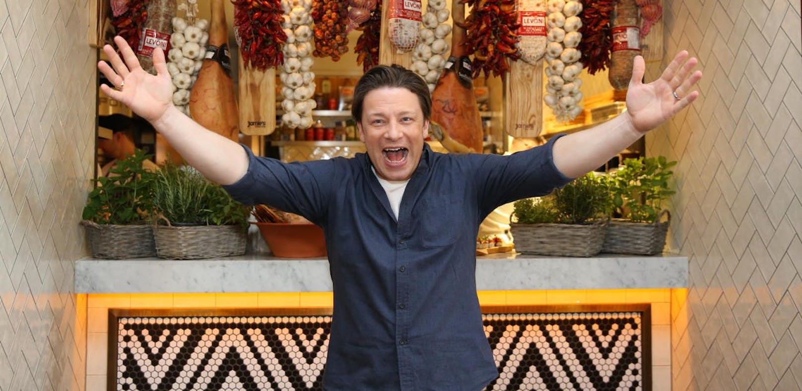 Jamie Oliver erwischt Einbrecher & hält ihn fest