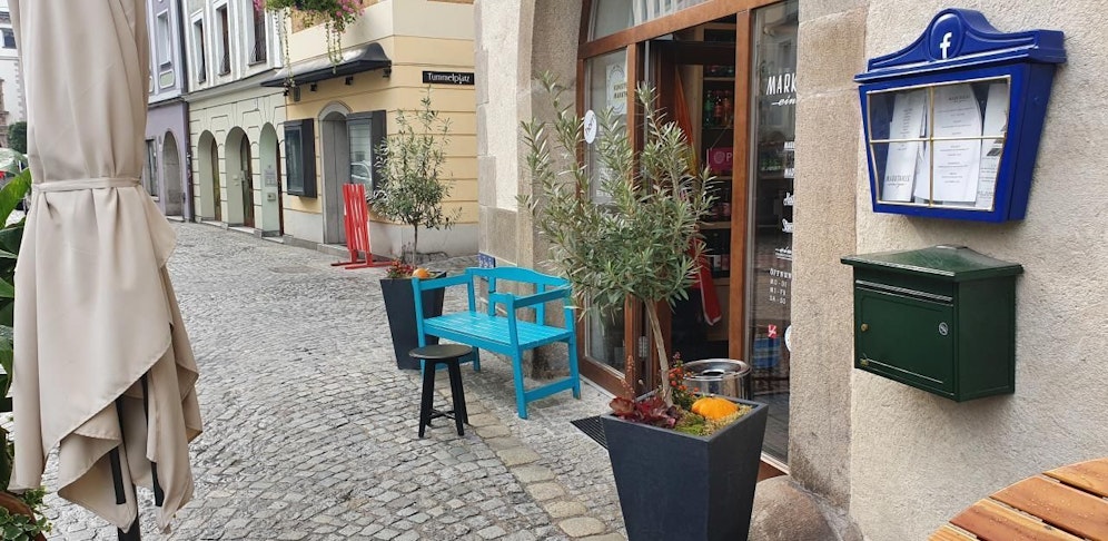 Das kleine blaue Bankerl sorgt für eine Strafe.