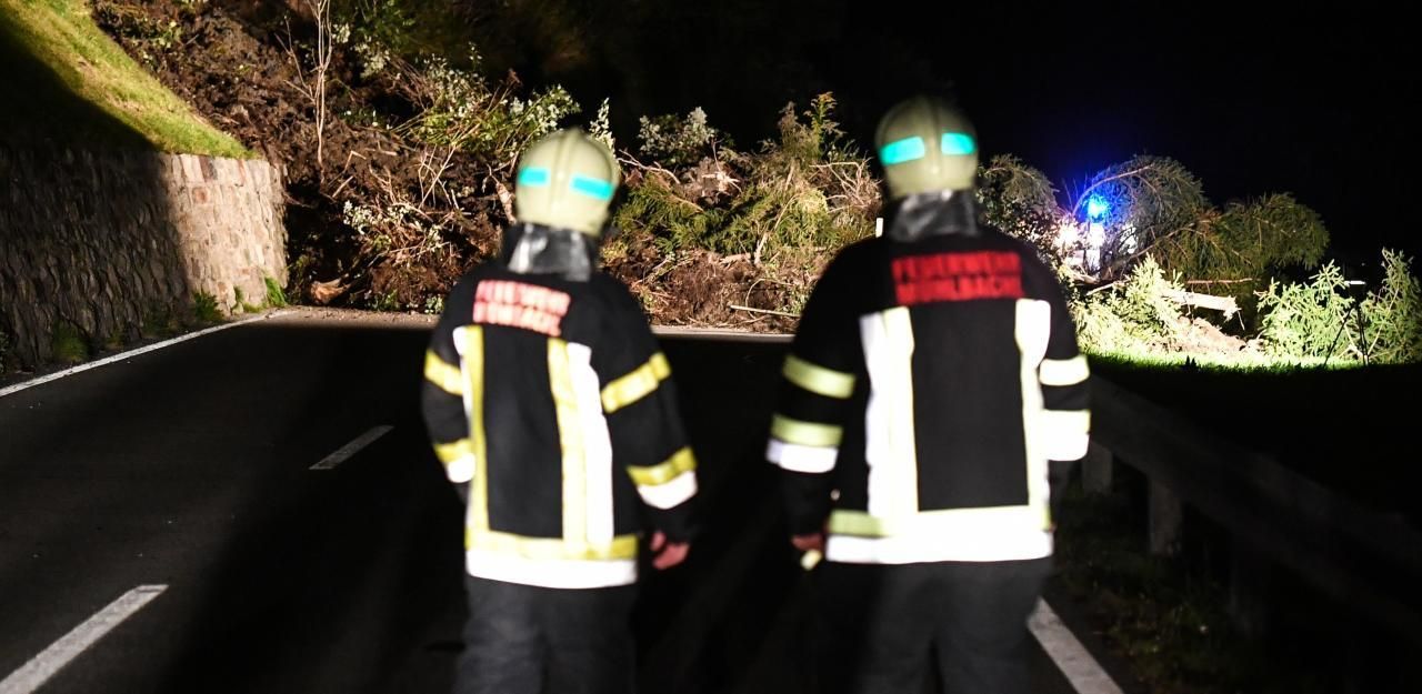 Heute.at - Brennerstraße von Mure meterhoch verschüttet