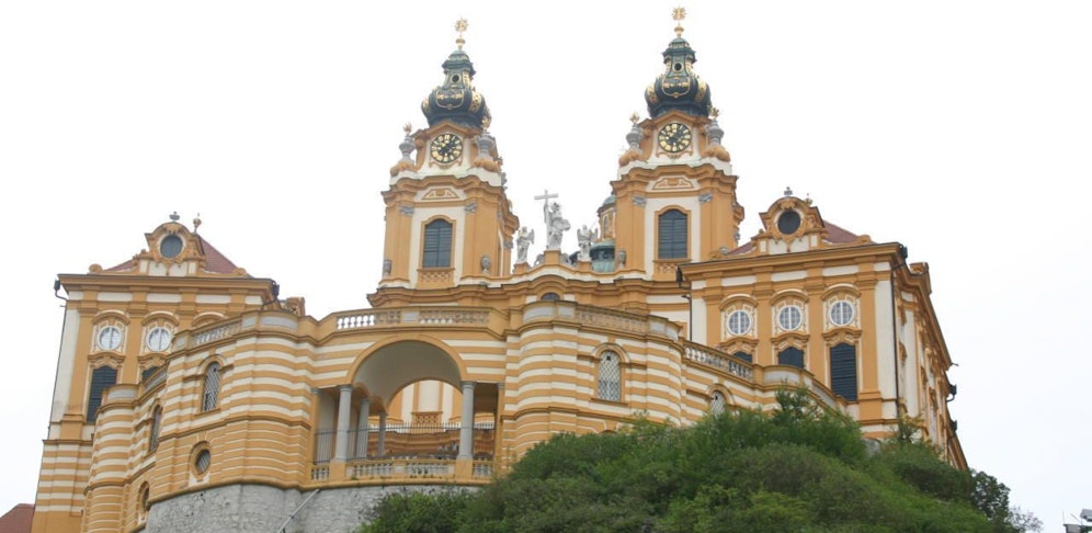 Das Wochenende spielt alle (Wetter-)Stückchen: Trotz Wolkendecke strahlt das Stift Melk.