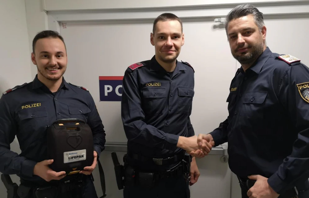 Kontrollinspektor Patrick B.(r.) gratuliert den Inspektoren Christian R. (m.) und Thomas S. (l.) zur Lebensrettung. 