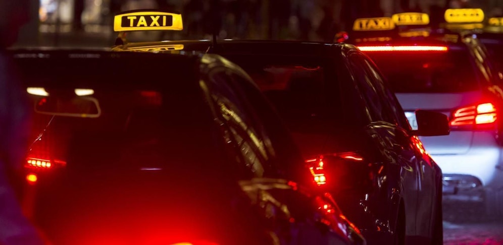 Der Taxifahrer warf das Trinkgeld aus dem Fenster (Symbolbild)