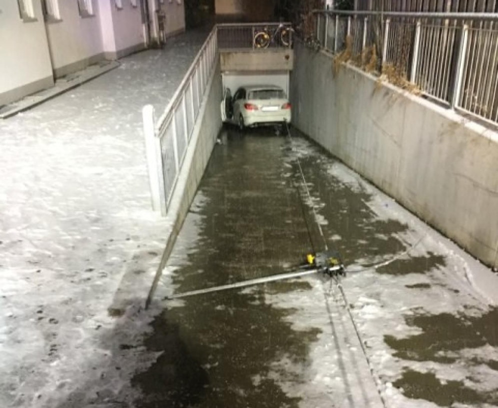 67-Jährige von Auto eingeklemmt und getötet. 