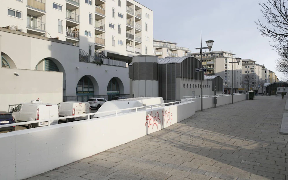Nach Beschwerden von Anrainern bekommen die Wände der Wiener Wasserwelt am Kardinal-Rauscher-Platz einen speziellen "pinkelsicheren" Anstrich. Dieser soll auch gegen Graffitis schützen.