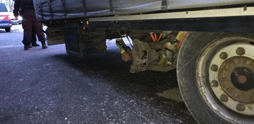 Bei Fahrt mit Lkw fehlte ein Rad.
