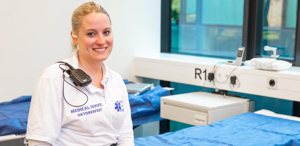Die Sanitäterin Nicole erhielt am Oktoberfest einen skurrilen Heiratsantrag (Credit: Theo Klein / BILD).