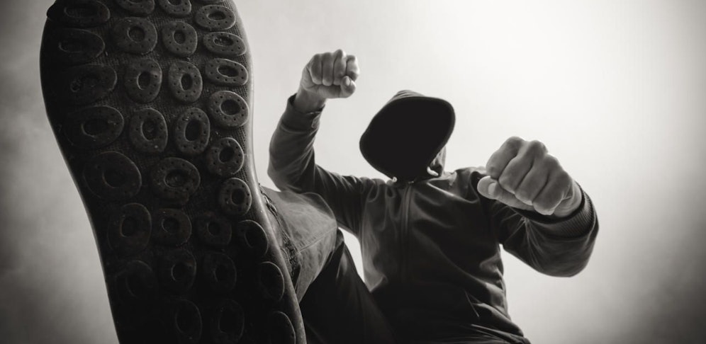 Ein Täter trat dem jungen Mann ins Gesicht. 