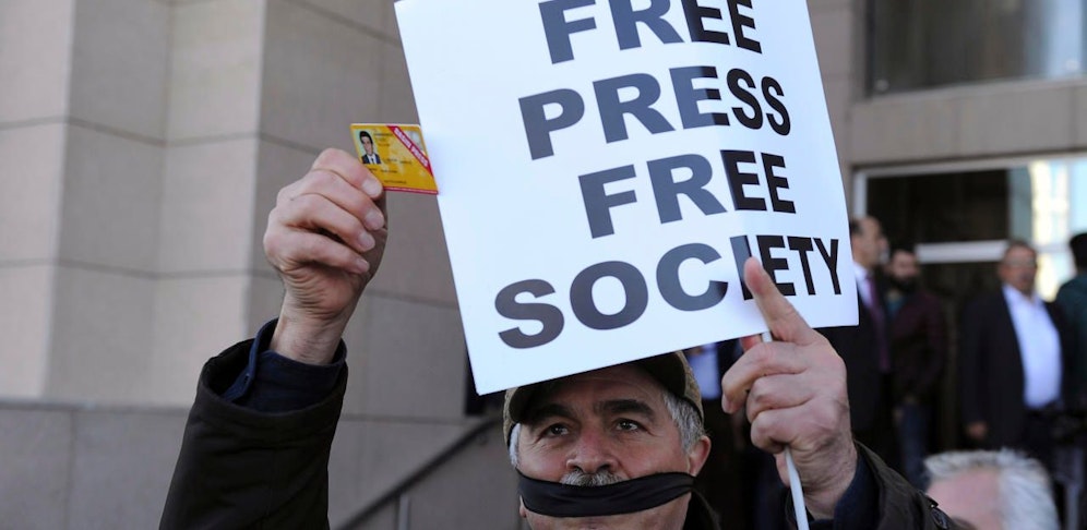 Ein türkischer Journalist zeigt seinen Presseausweis bei einem Protest für Pressefreiheit vor dem Gerichtshof in Istanbul im April 2016. 
