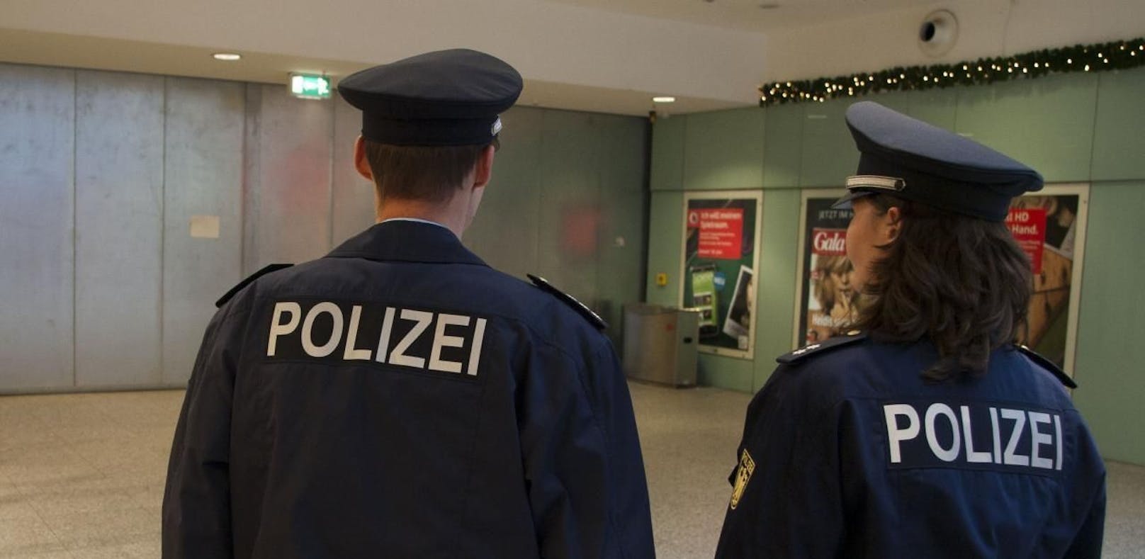 Laut dem zuständigen Polizeipräsidium in Koblenz hat sich der Polizist schriftlich verpflichtet, Frauen künftig die Hand zu schütteln. (Symbolbild)