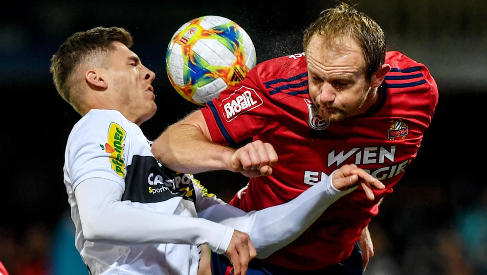 Altachs Jan Zwischenbrugger (l.) hier im Duell mit Rapid.