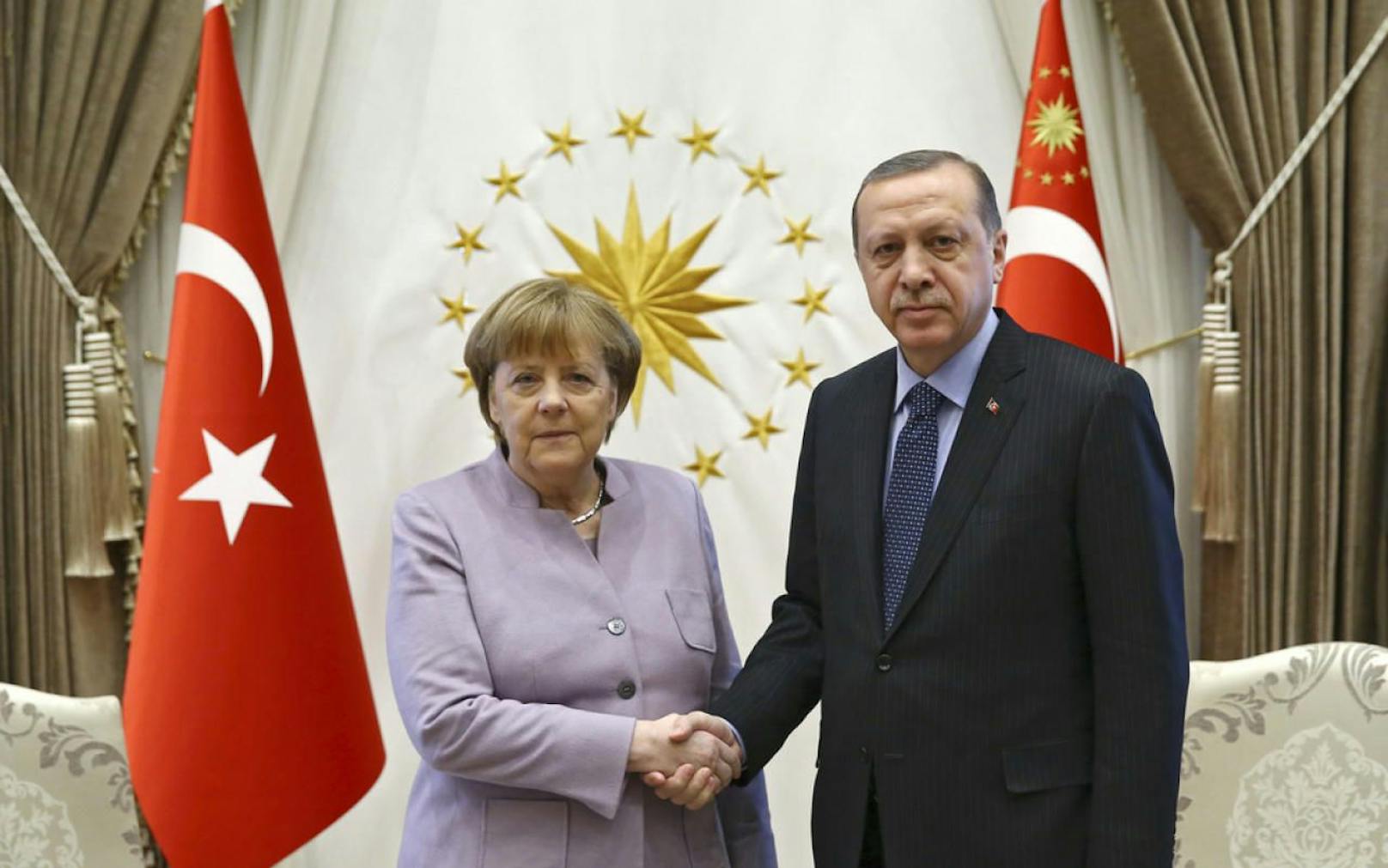 Neuer Zündstoff: Kanzlerin Merkel lehnt ein mögliches &quot;Todesstrafen-Referendum&quot; von Präsident Erdogan ab.